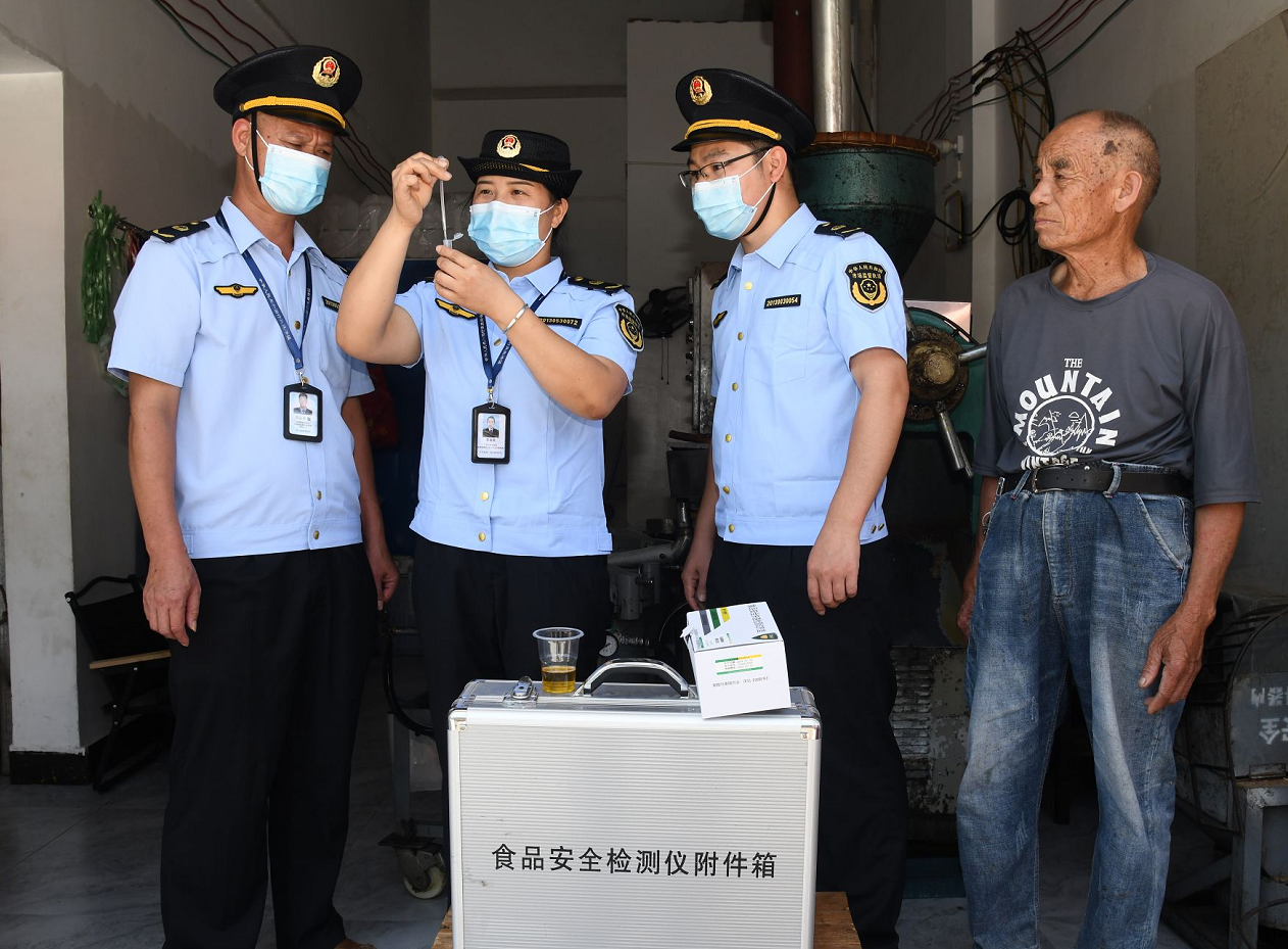 广西来宾市市场监管局开展小油坊食品安全快速抽检专项行动|来宾市