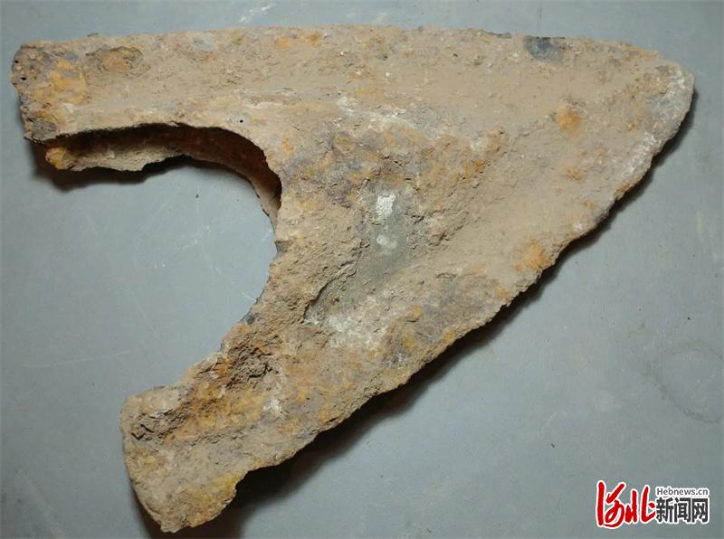 易县燕下都遗址出土的战国时期的铁犁铧. 陈旭霞供图