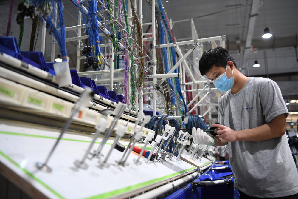 工人在位于三河市的廊坊莱尼线束系统有限公司生产车间工作.