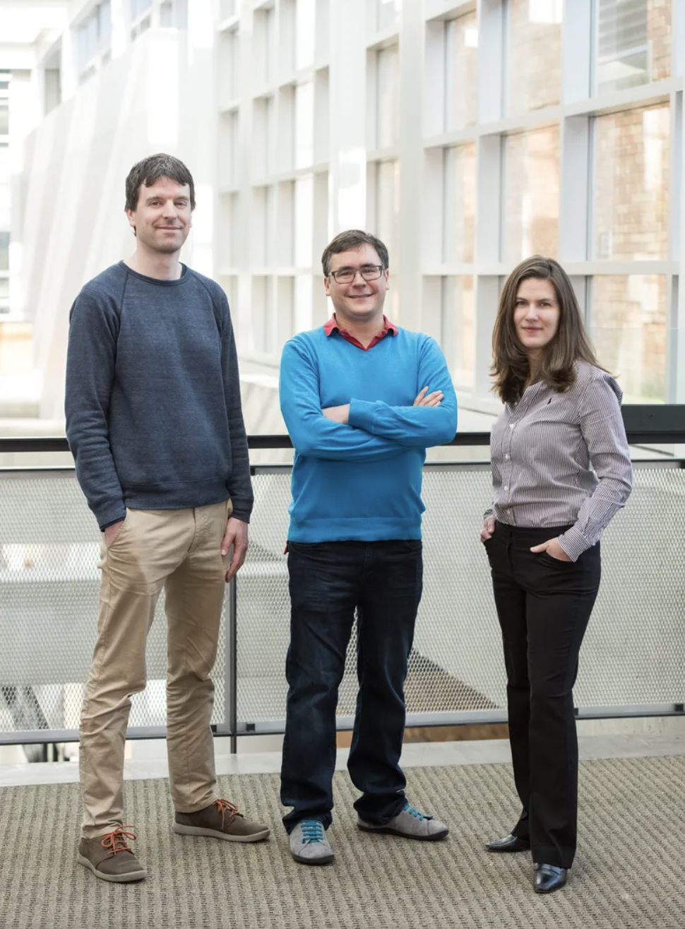 Karin Strauss（右）和兩位研究合作者｜來源：csenews