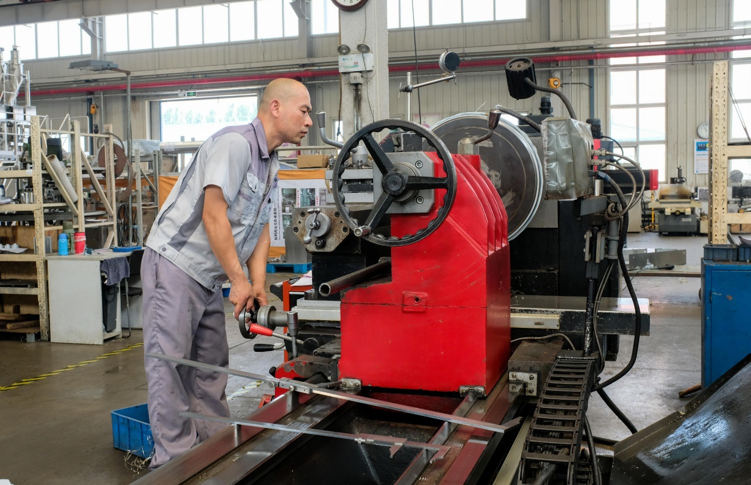 在北京长峰金鼎科技有限公司定兴生产车间内,工人正在加工制药机器