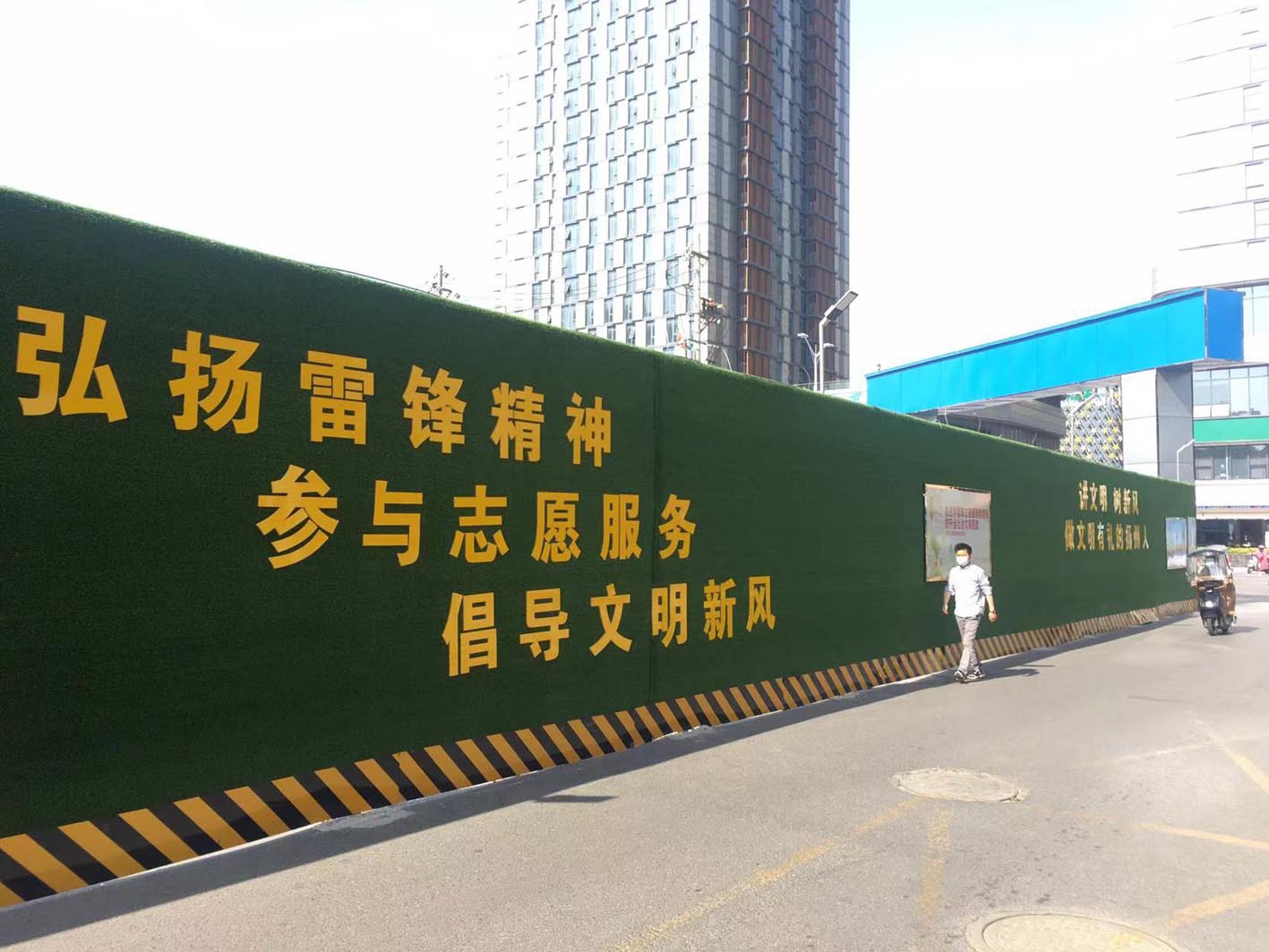 建筑围挡披上"新衣".姜传刚 摄