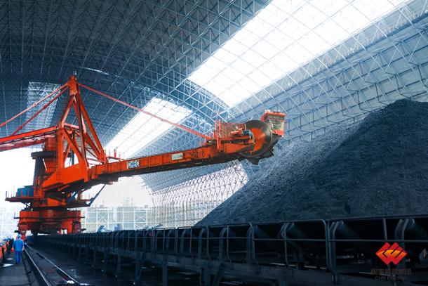 图为斗轮机正在争分夺秒堆料