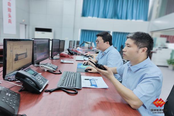 图为调度人员组织作业中