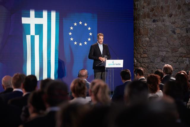 5月3日，希腊总理米佐塔基斯在亚历山德鲁波利斯港浮动式液化天然气接收站项目启动仪式上发表讲话