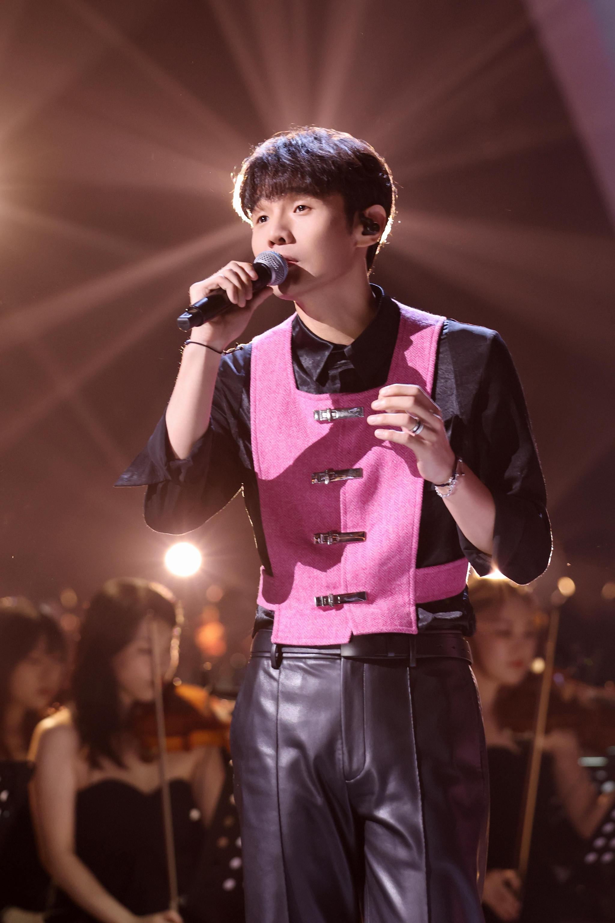 李荣浩的《我知道是你》《耳朵》两首歌曲,声音温暖又拥有治愈人心的