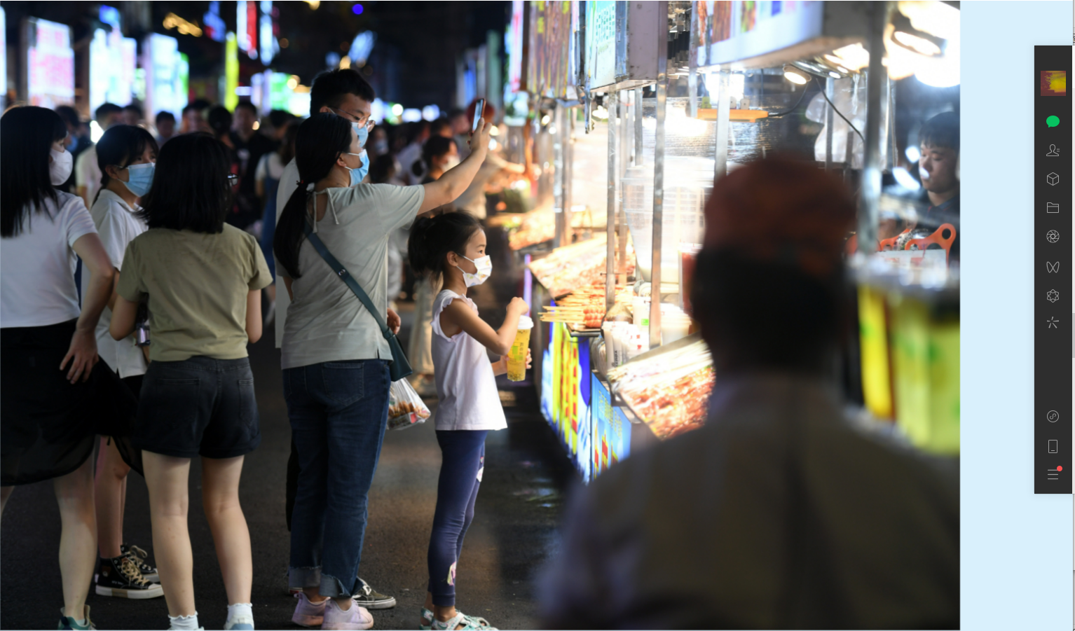 8月3日,广西南宁市中山路美食街,年轻人逛夜市,吃夜宵,喝冷饮,催热