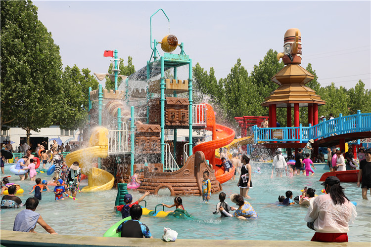 西那母碧海澜天水上乐园儿童水寨区深受游客欢迎.通讯员徐小跃摄