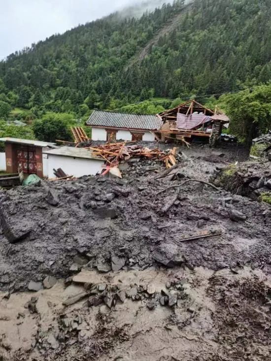 泥石流损毁房屋