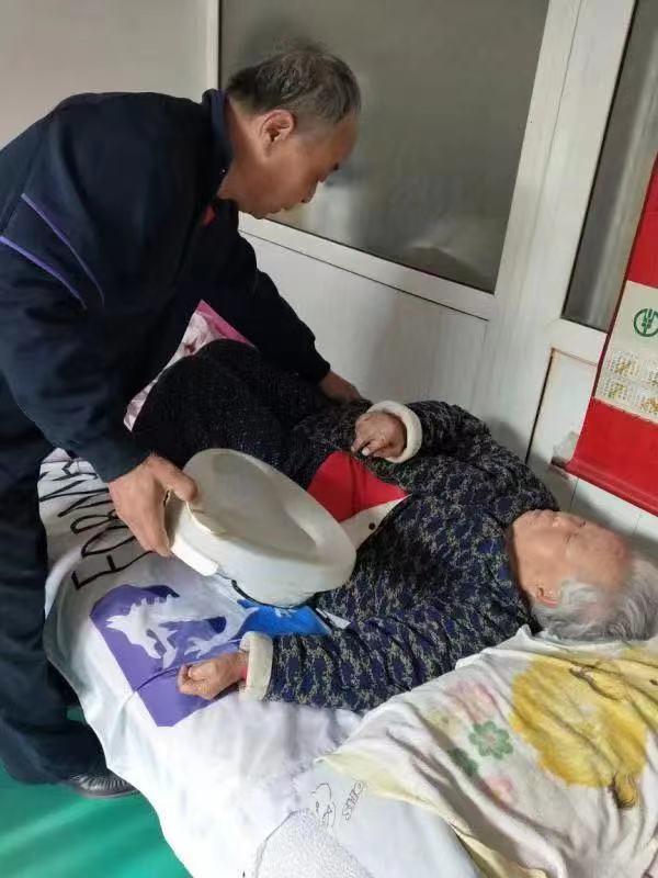 他十几年如一日照顾卧床母亲_新浪财经_新浪网