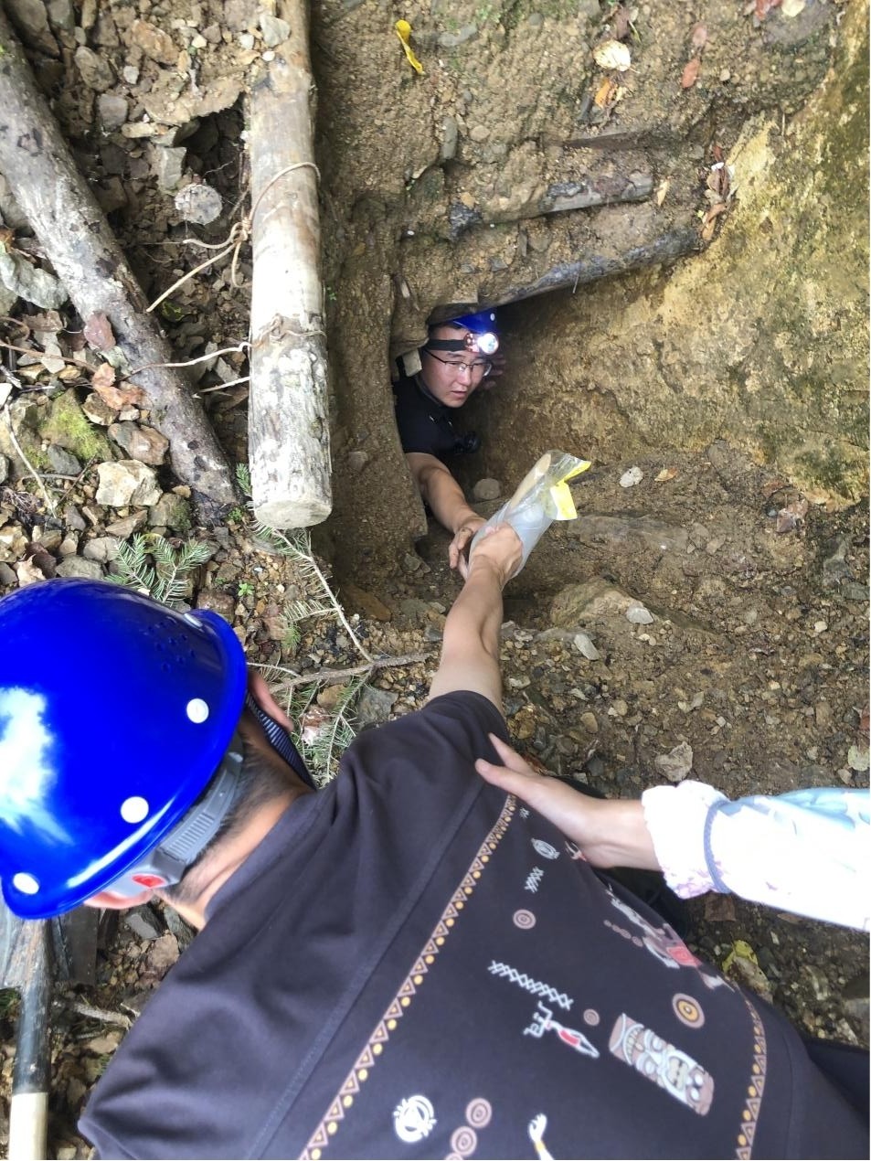 钻矿洞满身泥水无惧高温石锋烤验图片1jpg图片3jpg图片2jpg