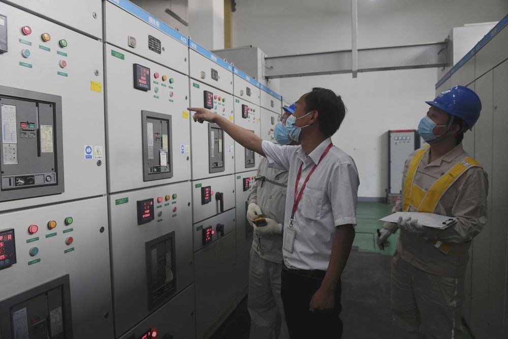 8月4日，国网重庆电力员工在康师傅加工厂检查客户用电设备。（潘洪 摄）
