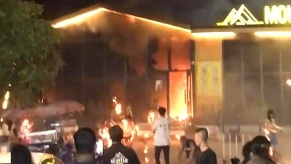 视频画面显示，泰国一家夜总会发生大火 图源：外媒