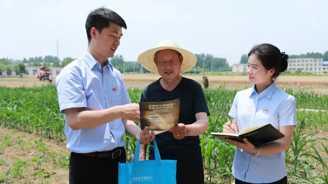 邮储银行安徽省亳州市分行三农客户经理向农户介绍惠农贷款产品