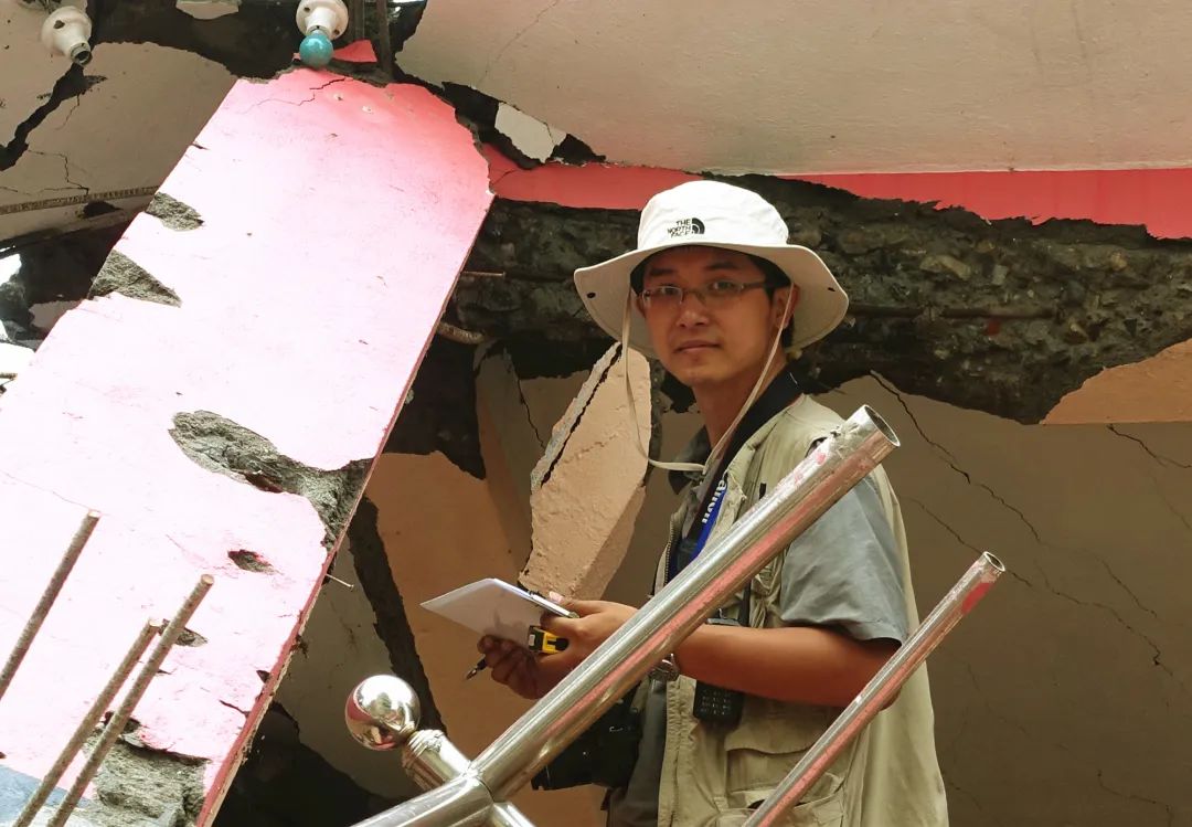 2015年，曲哲在尼泊尔地震现场考察房屋倒塌震害。