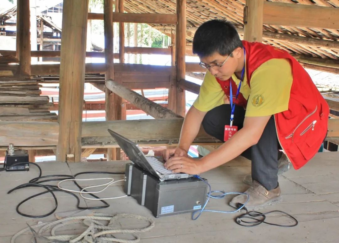 2013年，曲哲在四川芦山地震现场测试村镇房屋动力特性。