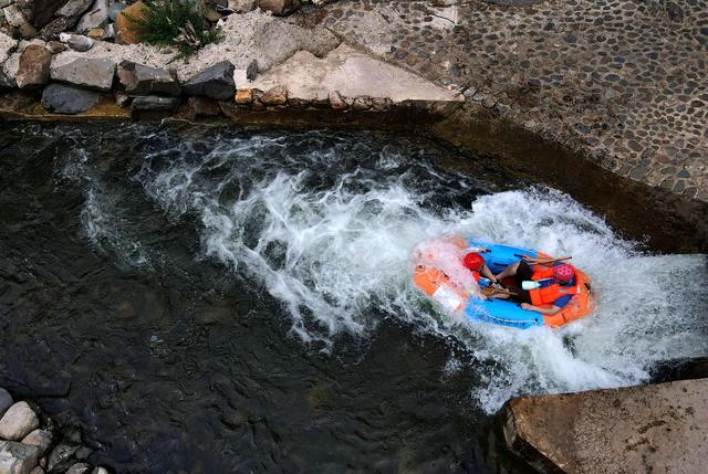 8月5日,游客在位于泾县茂林镇唐里村的皖南大峡谷漂流基地体验漂流(无