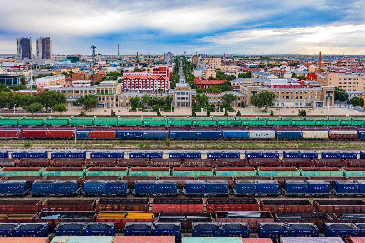 内蒙古二连浩特铁路口岸出入境中欧班列突破10000列