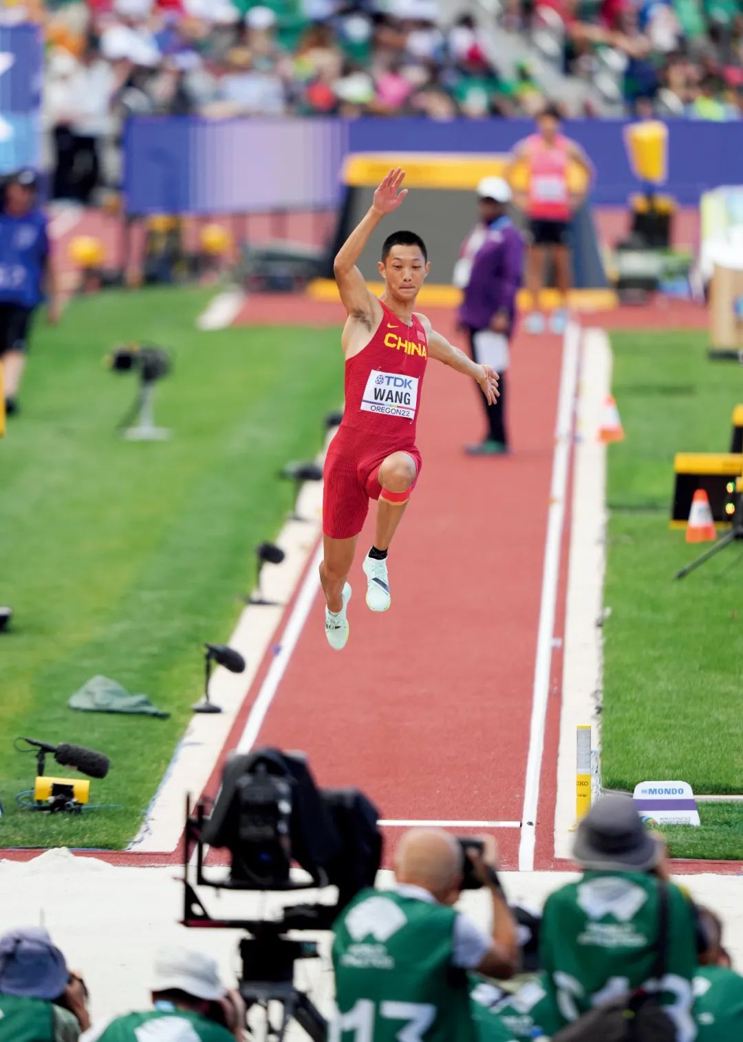 王嘉男在2022世界田径锦标赛男子跳远决赛中试跳。图/新华