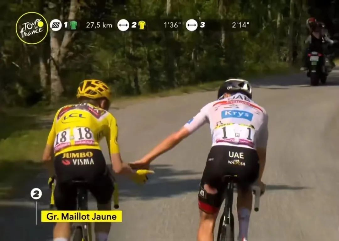 ·赶上来的波加查（右）向温格高伸出手，两人握手示意。