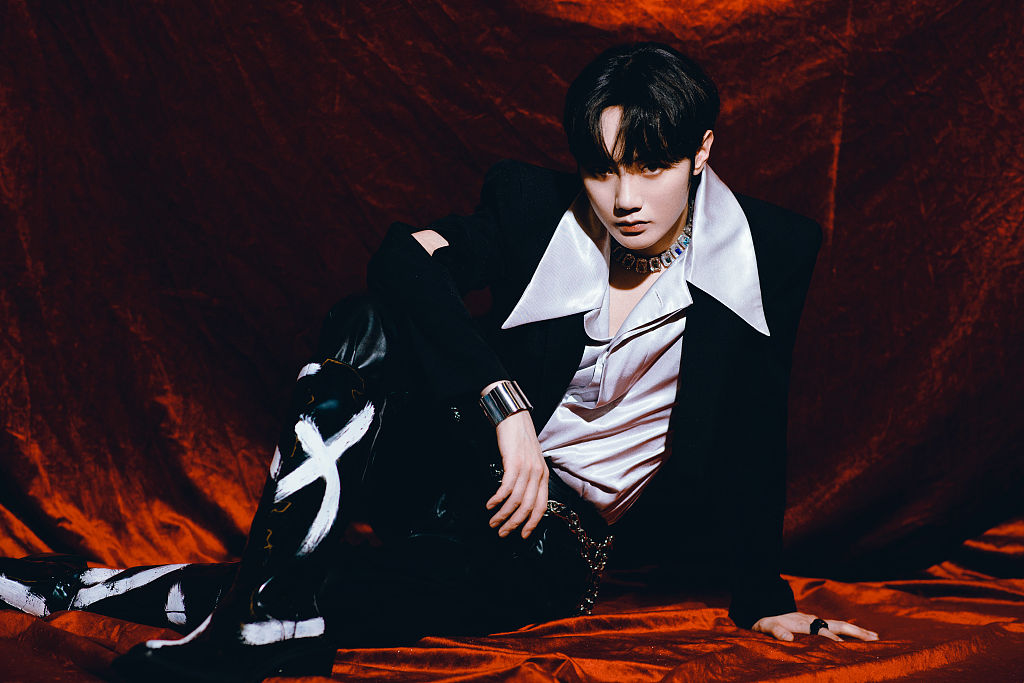 刘也蒙面舞王黑白西装造型写真造型潮酷精致贵公子