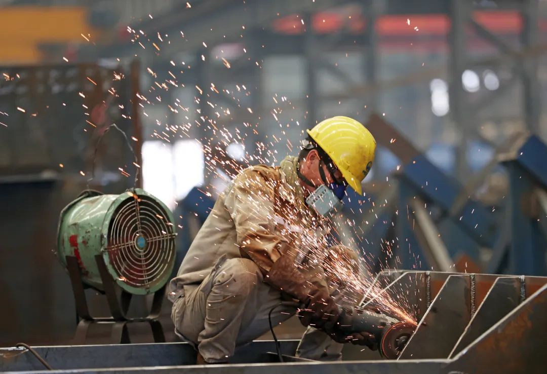 2022年7月20日，江西九江，工人冒高温焊接钢梁。（图|视觉中国）
