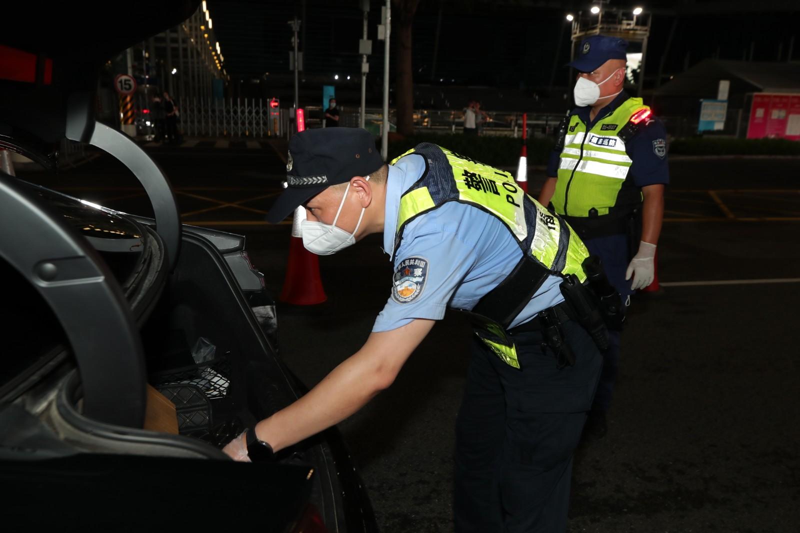 民警设卡查缉车辆