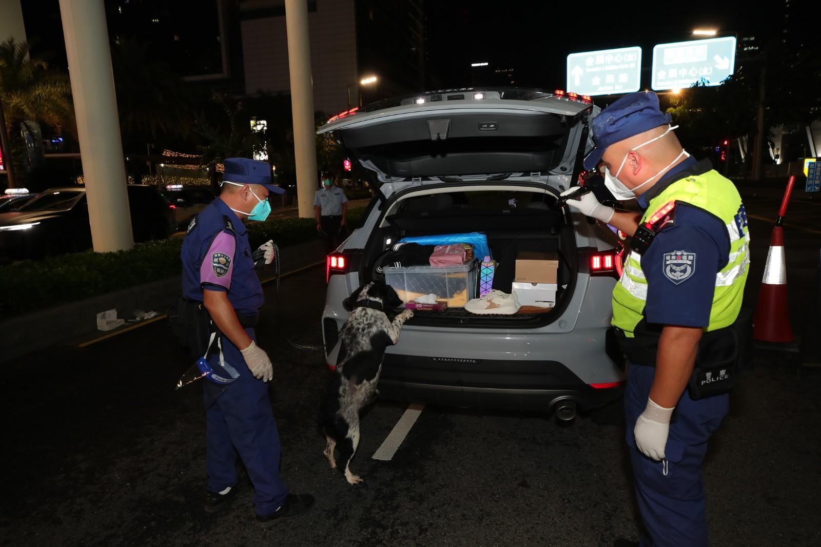 缉毒犬协助查缉车辆