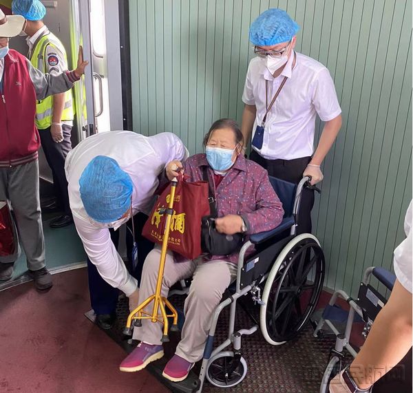 阿尔山机场为轮椅旅客提供专属服务