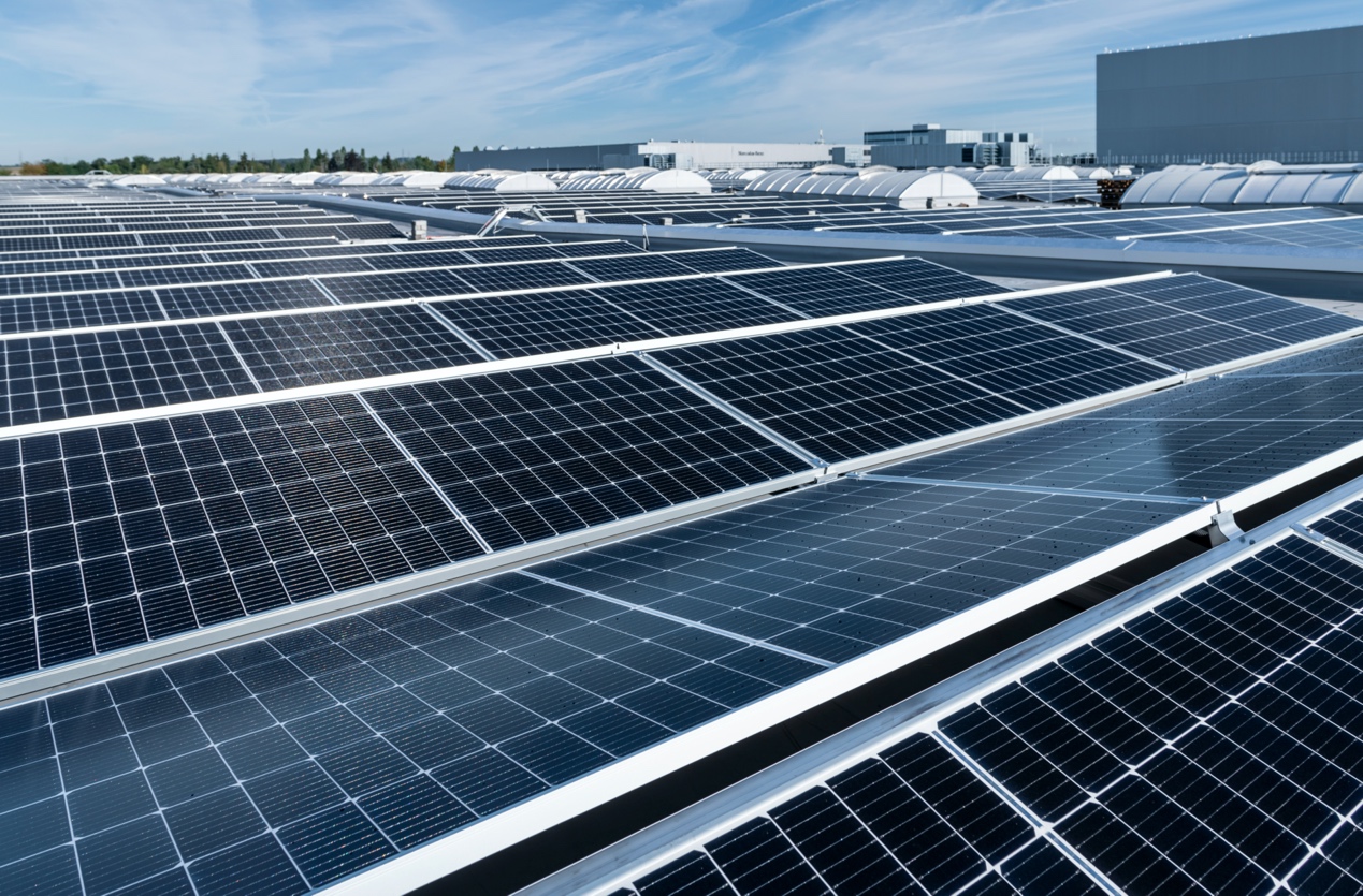 生产EQS的56号工厂在屋顶设有光伏系统，为工厂供应绿色电力。