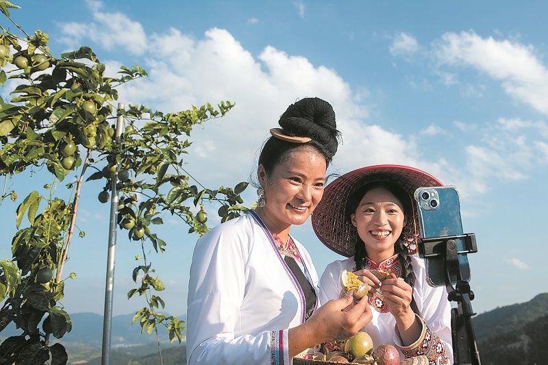 主播正在通过线上直播平台帮助农户直播带货（图片又CNSPHOTO提供）