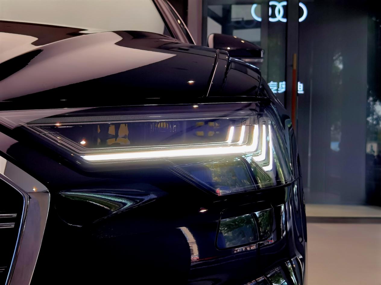 值得一提的是,在新奥迪a6l的55 tfsi车型中,高清矩阵式led大灯配置