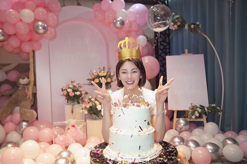 张雨绮晒生日派对现场照 戴皇冠出镜满屏浪漫粉色_高清图集_新浪网