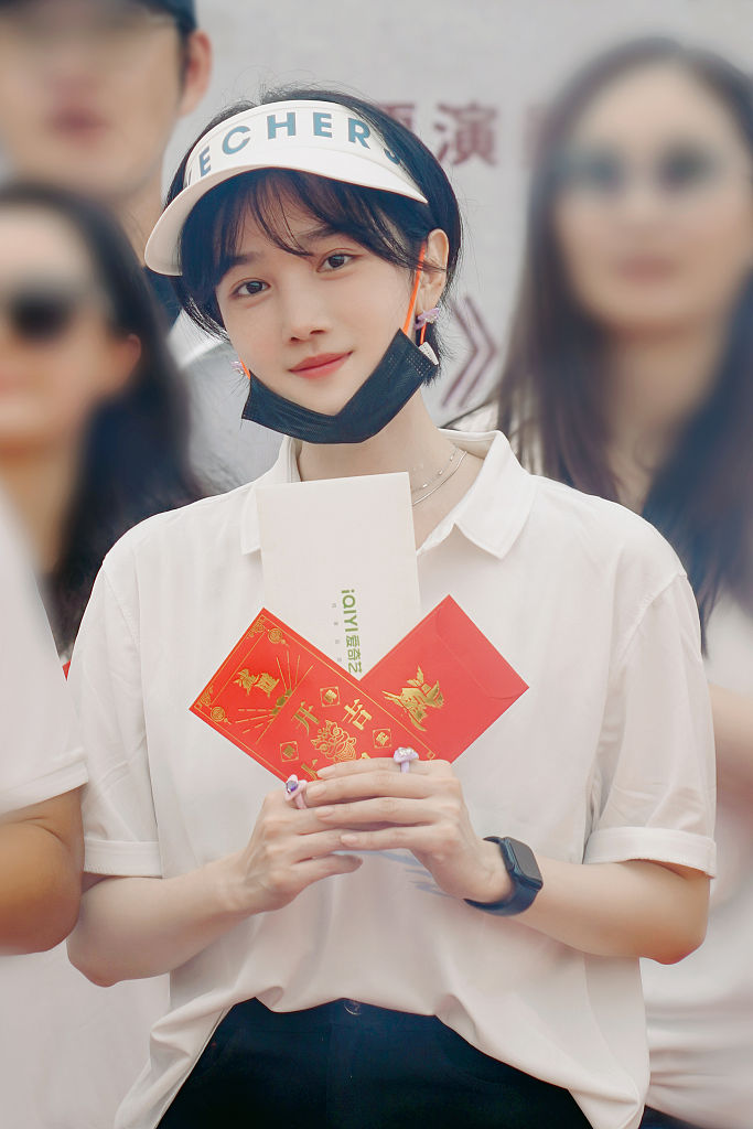 中国版鲨滩于青岛开机陈小纭领衔主演上演人鲨大战