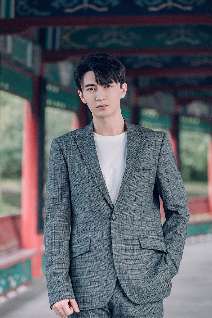 米热横店影视城梦想盛典活动写真 穿灰色西服套装高级感满满_高清图集