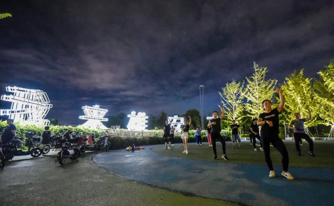 夜幕降临,市民们来到广场上跳起广场舞.河北日报记者李东宇摄