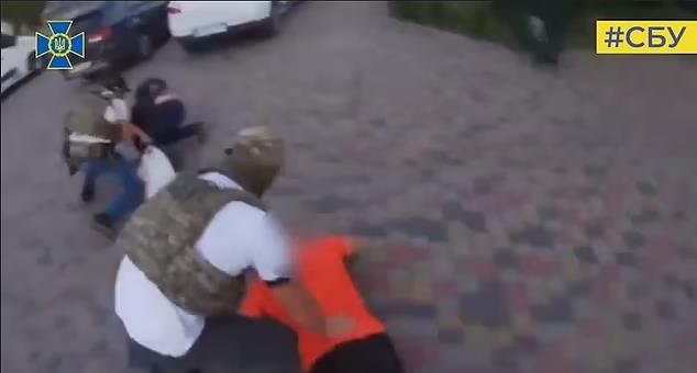 乌克兰方面公布的逮捕视频。视频截图