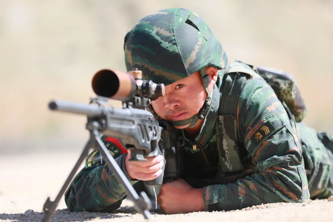 武警部队西藏自治区总队某中队副小队长,被战友们称作"高原枪王"