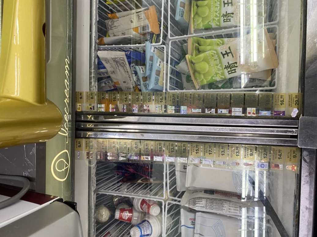上海某个全家便利店的冰柜。摄影/李雪雪