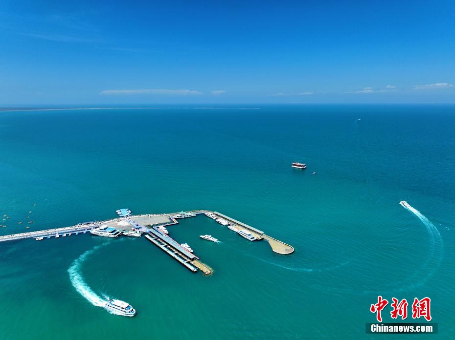 图为航拍青海湖二郎剑码头.祁增蓓 摄