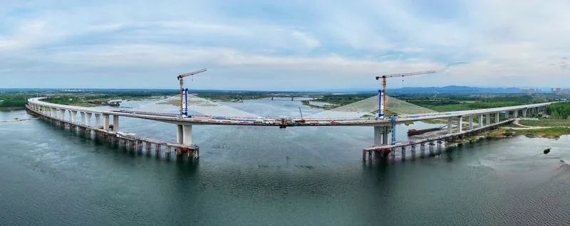 河谷汉江大桥顺利合龙 为10月份具备通车条件奠定坚实基础