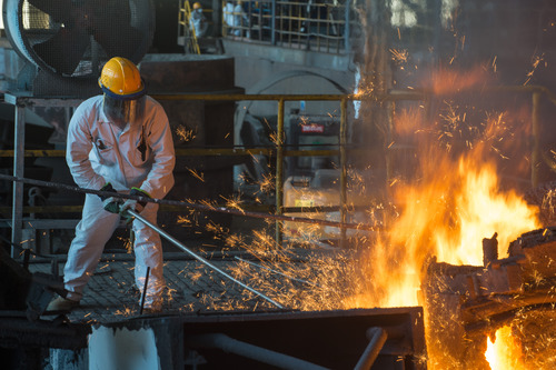 资料图:印尼青山工业园镍铁冶炼车间内,一名印尼工人在生产线上工作.