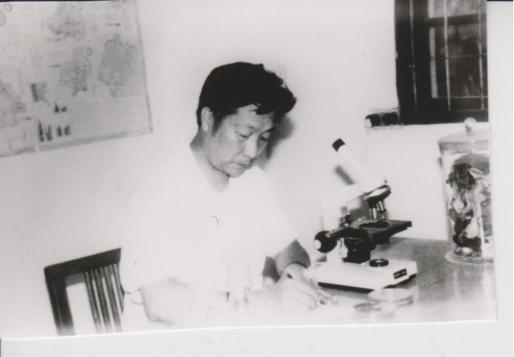 △八十年代早期，林占熺在实验室工作画面