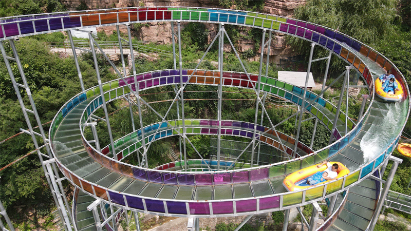 近日,游客在河北省邢台市天河山景区体验漂流(无人机照片).