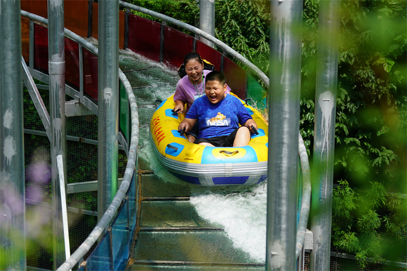 近日,游客在河北省邢台市天河山景区体验漂流.新华社发(田晓丽 摄)