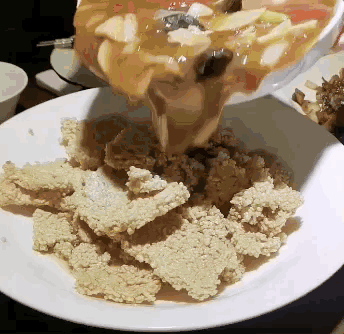 也不是堪比战斗机的出租车,而是重庆餐馆里的一道菜名竟然叫轰炸东京