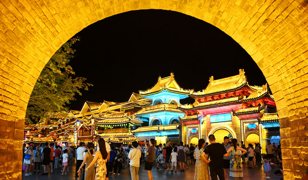 游人在西安周至水街烟火巷子游玩(8月6日摄).新华社记者刘潇 摄