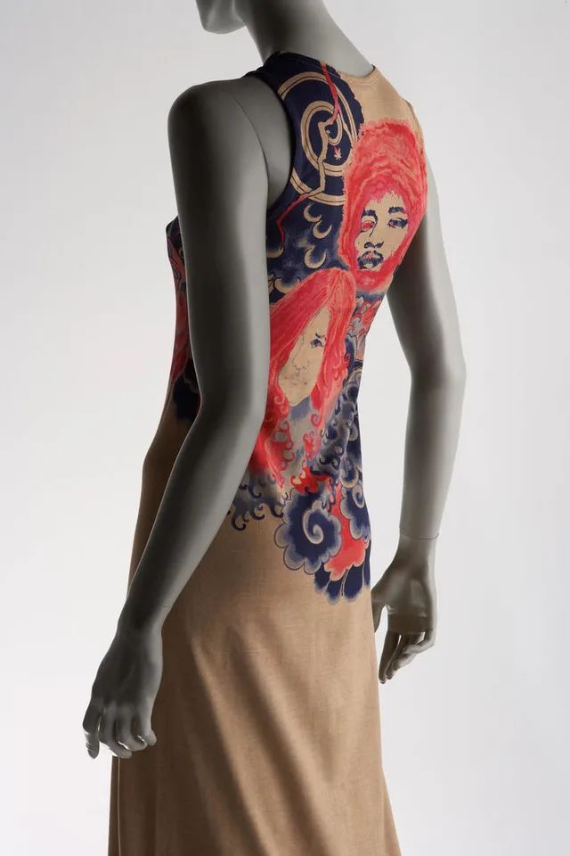 《纹身》,图片来自京都服饰文化研究所(Kyoto Costume Institute),由三宅一生促成建立。