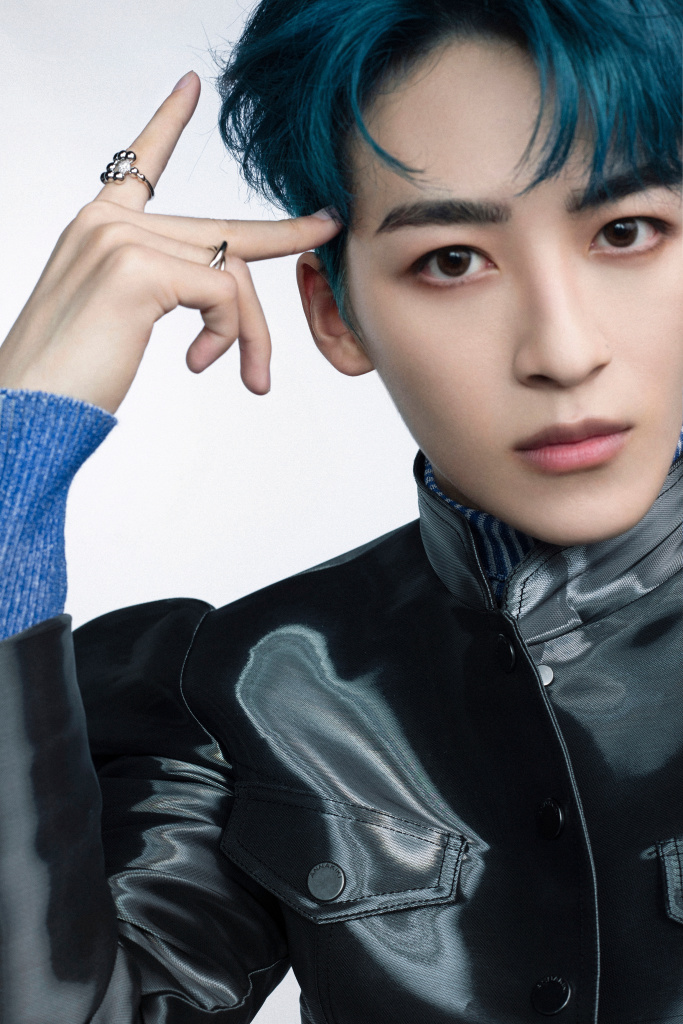 何洛洛解锁新发色潮翻天 太空旅人造型写真前卫十足_高清图集_新浪网