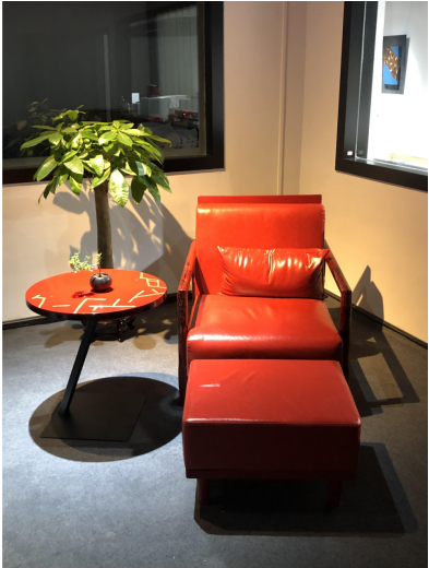 还大胆尝试了大漆传统工艺与现代家具的有机结合与艺术叠加,给现代